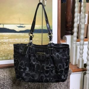 Coach satchel in like new condition. Length:14 inches Height:8.5 inches Width:4”